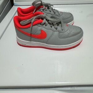 Nike Kids Sneakers in Gray and Red